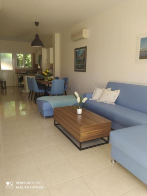 Cheerful 2-bedroom townhouse with pool - atTheodora's